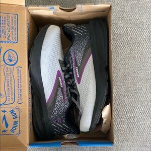Brooks Women's Launch 10 Running Shoes